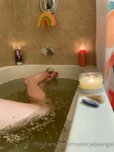 I d love a sub to worship my feet while i relax in the bath