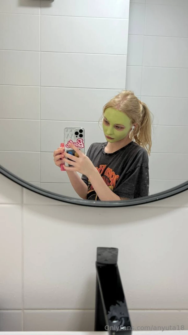 It is an avocado mask 