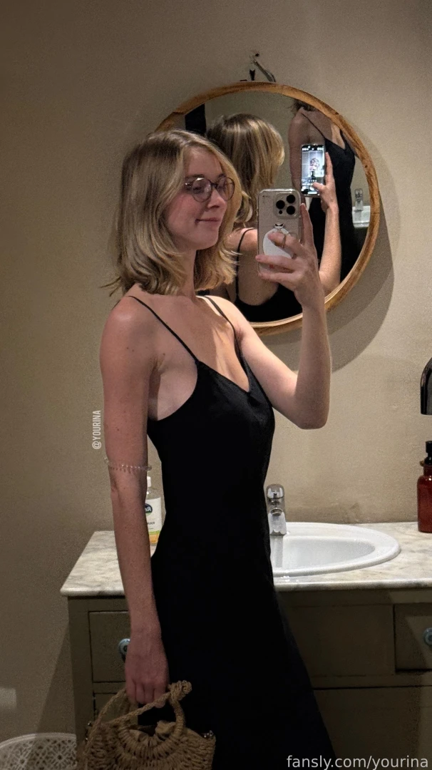 Bigboobs natural glasses nerdy blond goofy dress nobra braless 