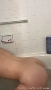 Booty clapping water subs get to have a bath with me