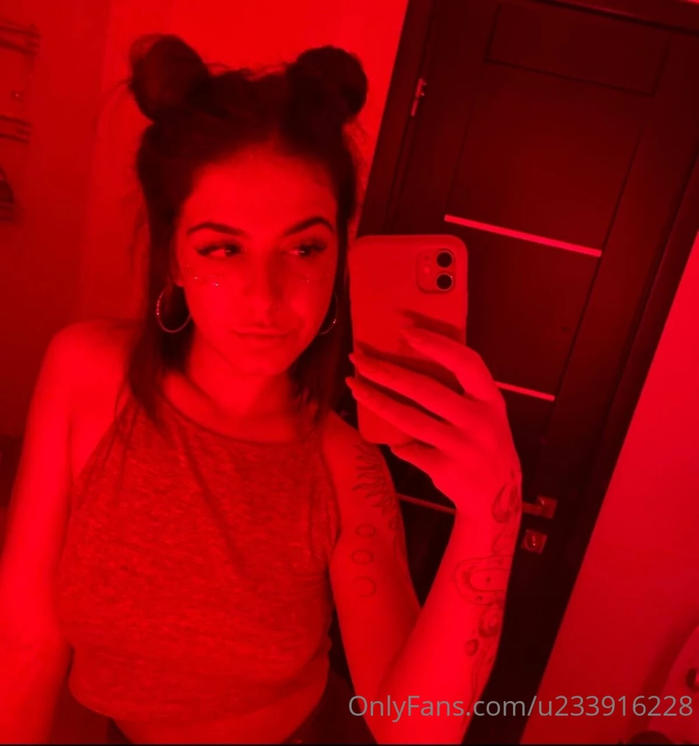 Decided to do a new hairstyle except i forgot to put something under 