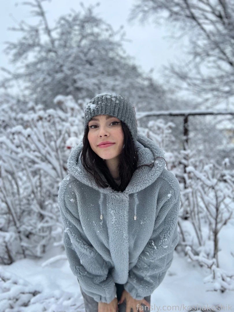 Even in the coldest weather i send you my hottest kisses girlnextdoor 