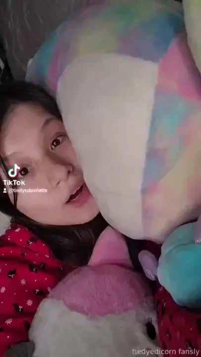 Figured i d get into bed for some more festive-looking tiktoks lmfao part 2 