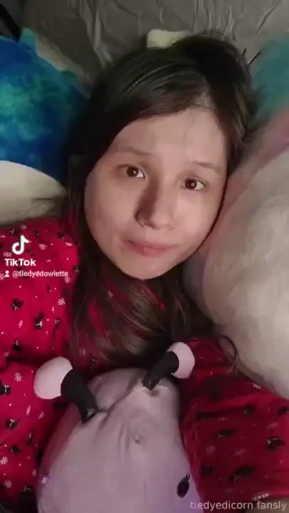 Figured i d get into bed for some more festive-looking tiktoks lmfao part 1 