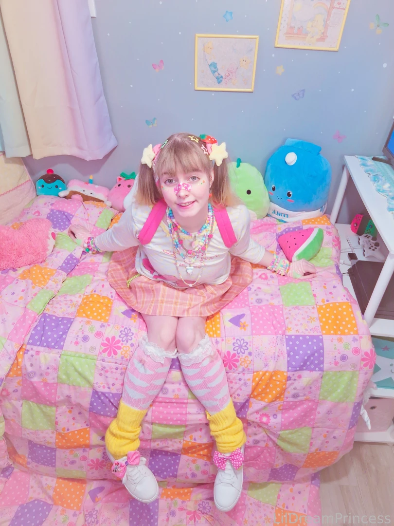 Lil sister energy pt 2 been getting alot of art commissions done part 3 