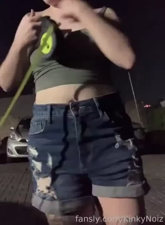 Flasheando las tetas mientras saco a pasear al perro 