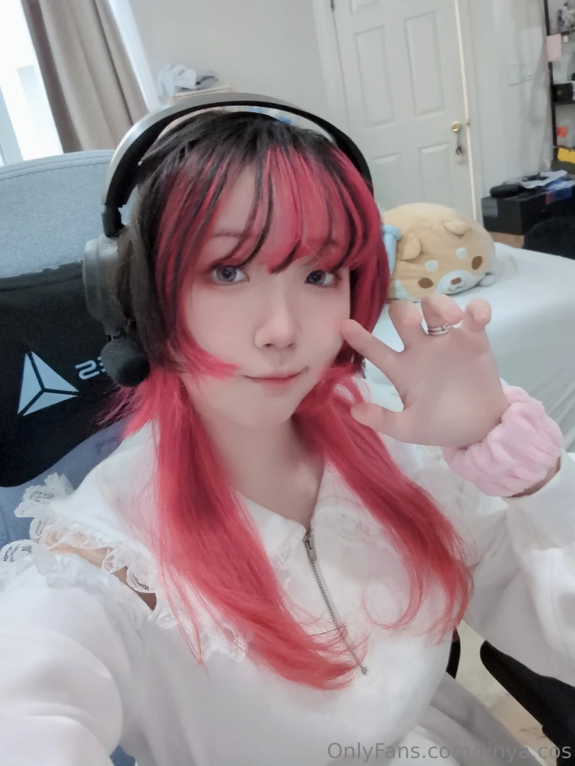 E-girl vibe what games do y all like 9 extra selfies posted in my 