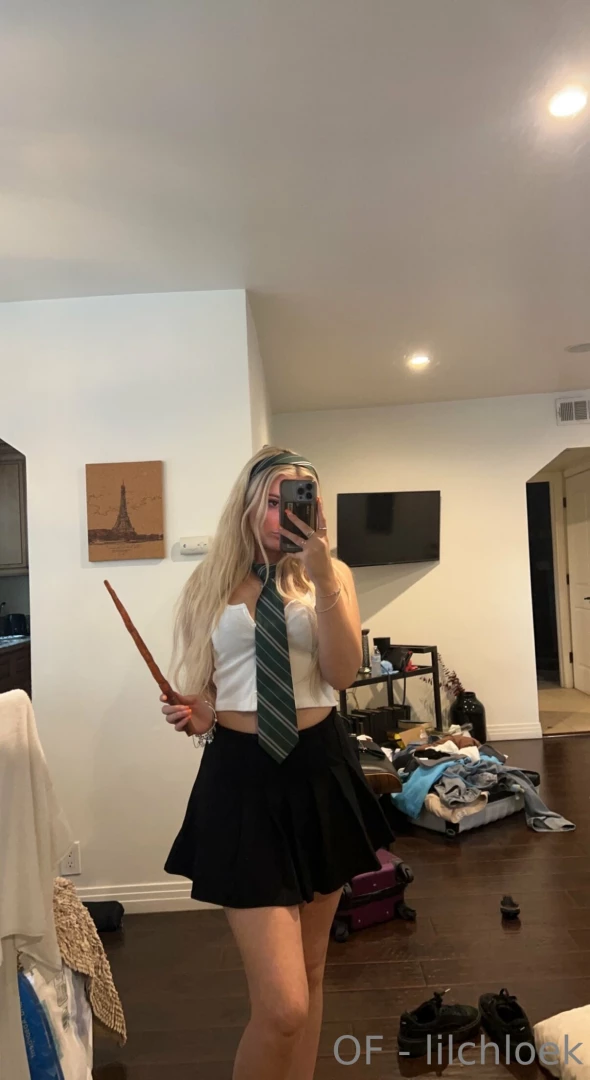 lilchloelovee - Let me see your magic wand 