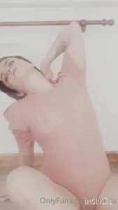 Se viene un ser dividido en 2 una parte con fotitos mostrando mi pink