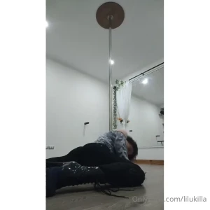 Aprendiendo a soltar la sensualidad en la barra a ver si con m s