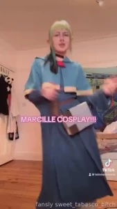 Can you tell i just woke up i got messy hair and no makeup what do we