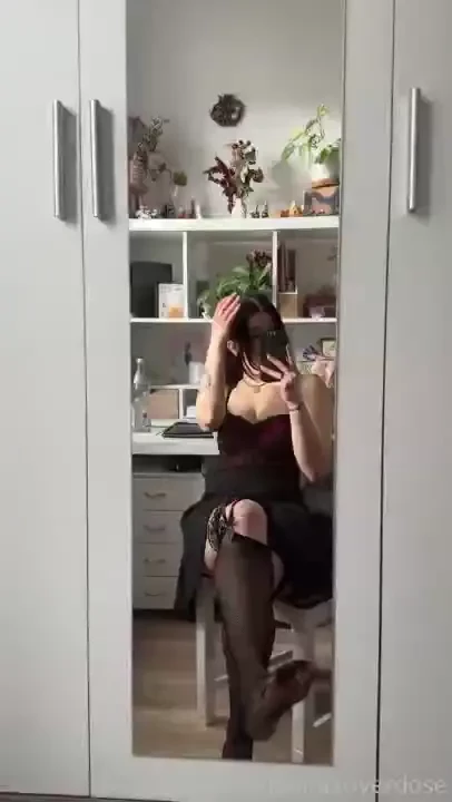 Are you the type of guy that would like to play with my feet altgirl 