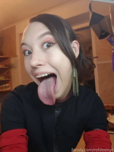 Hello p fyp rofdeenyt sexy fetish girl girlfriend tongue longtongue
