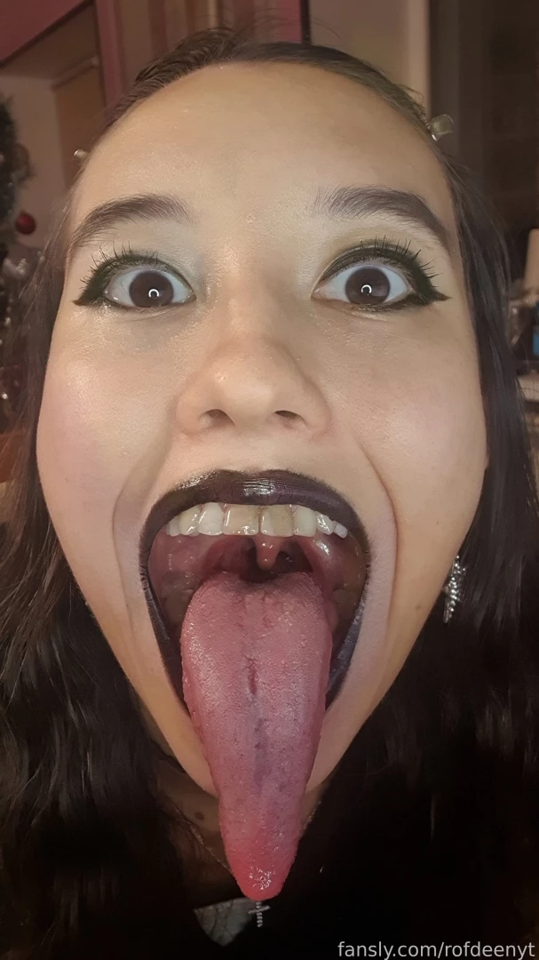 Long or wide tongue fyp rofdeenyt sexy fetish girl girlfriend closeup 