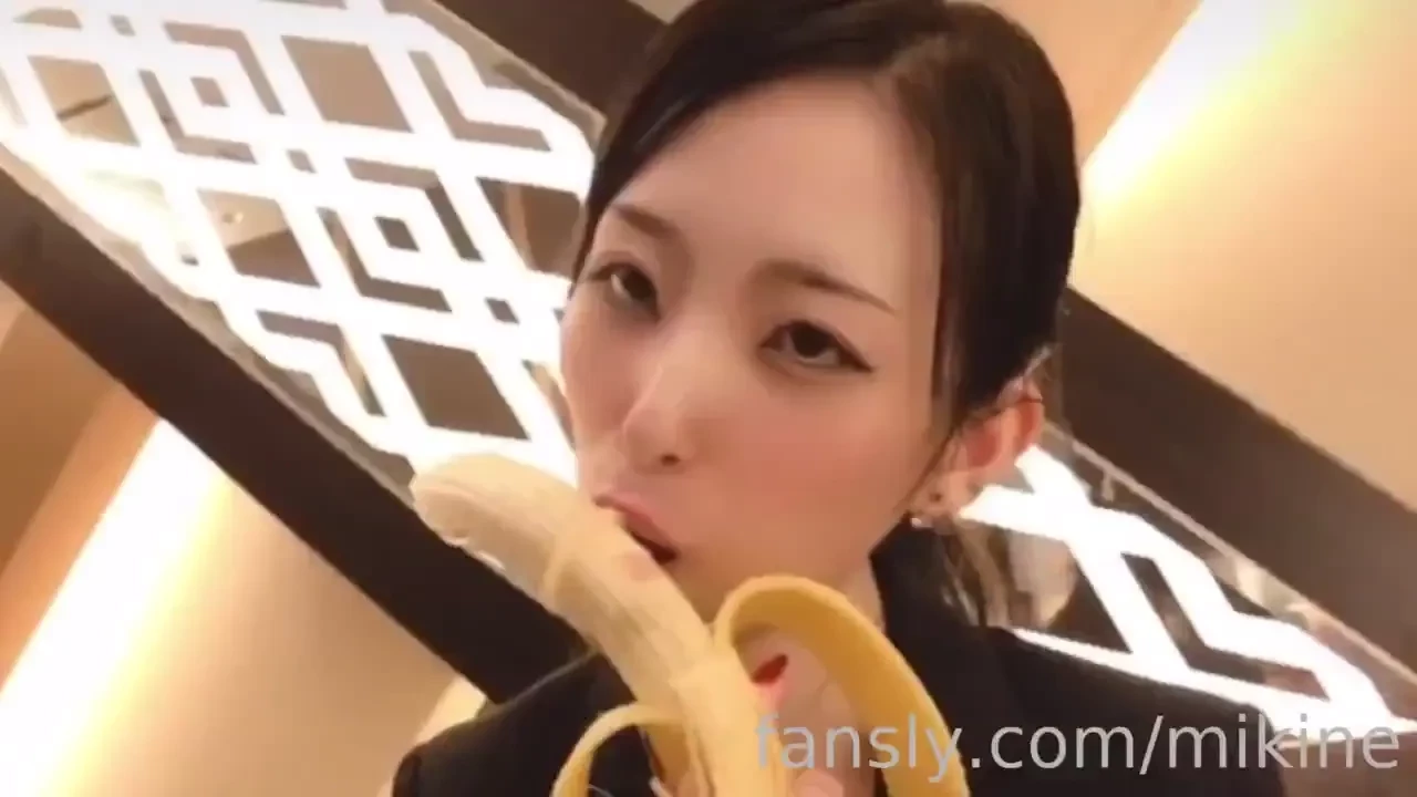 I m covering the banana 