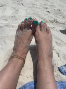 You like the wrinkles on my feet part 1