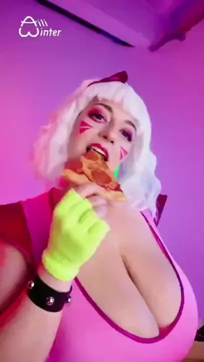 Chica video is full of tasty pizza and me 