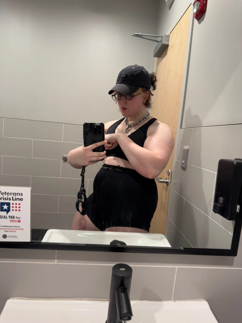 Back at the gym baby happy new year so u know what that means muscle part 4 