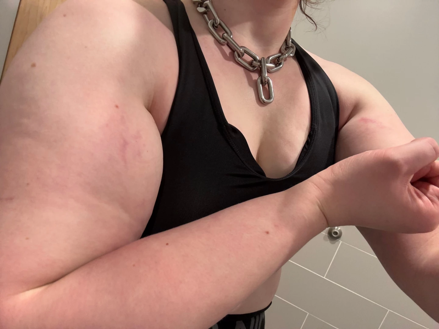 Back at the gym baby happy new year so u know what that means muscle part 8 