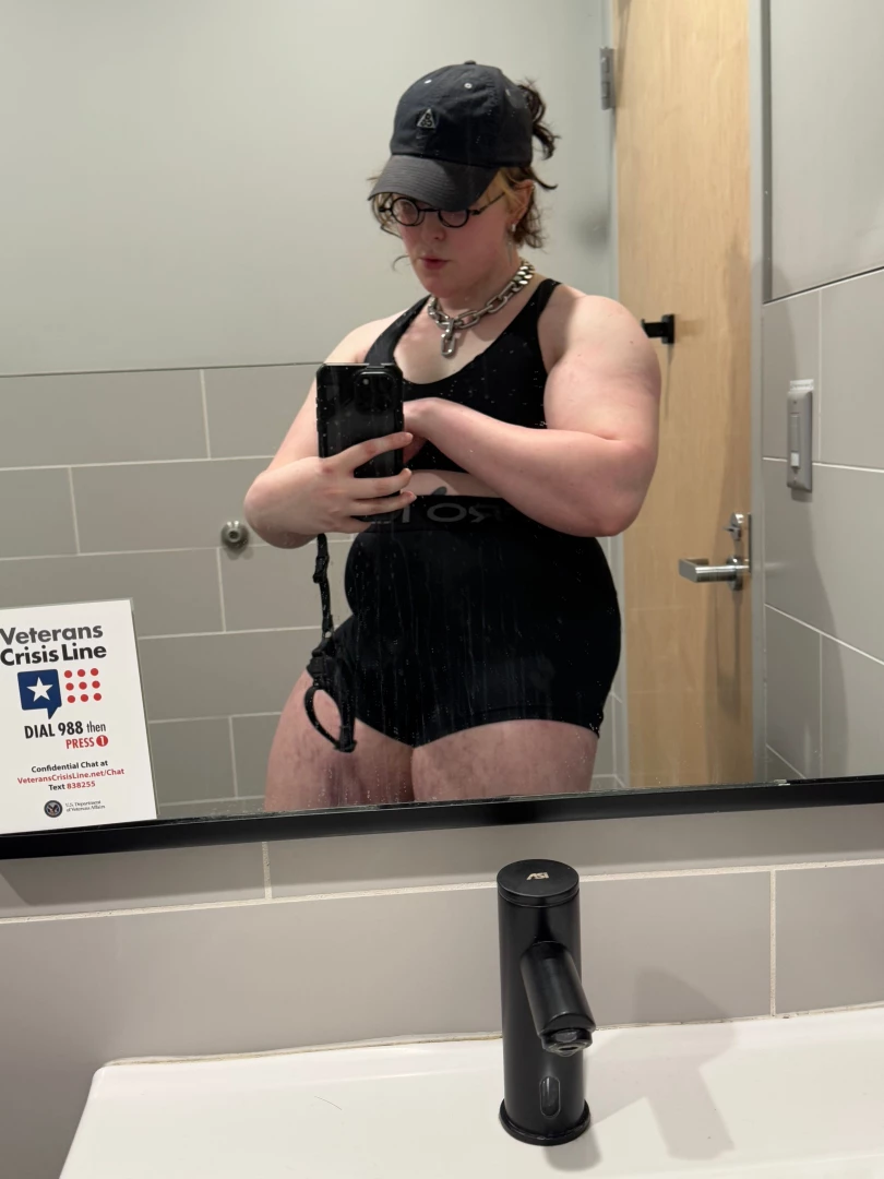 Back at the gym baby happy new year so u know what that means muscle part 2 