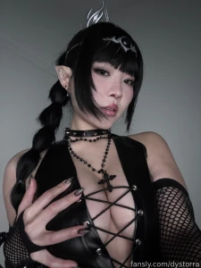 Do not fear goth shadowheart is here this cosplay has been on my list part 1