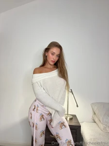 Who s still awake dm me https onlyfans com fitbcheeks part 1