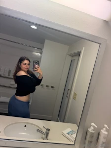 Quick little mirror selfie just for youuu i know i know it hasnt been