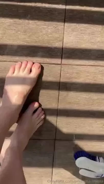 Patitas al sol mojadas y hermosas les gustan 