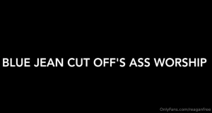 Worship this ass and pussy and i will give you all the treatsn babe