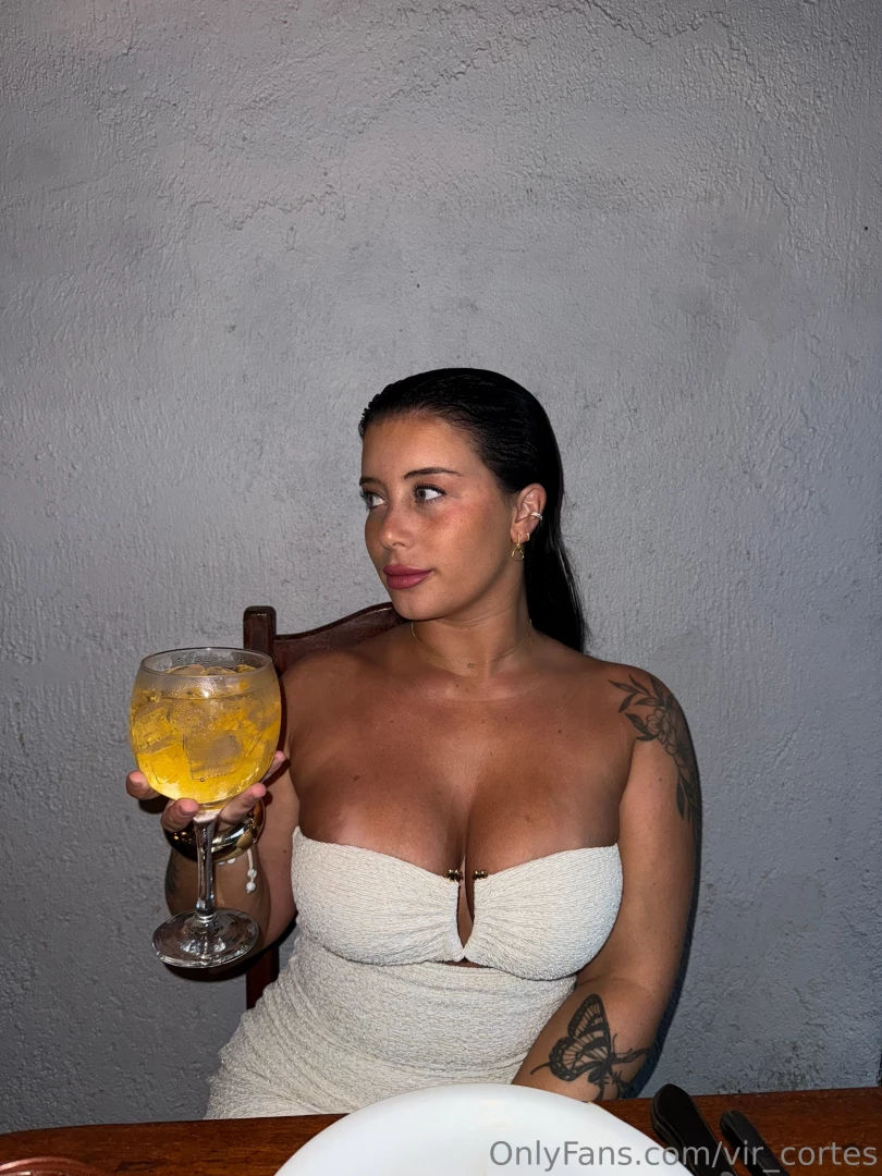 What do you think of my outfit would you buy me a drink if you saw me 