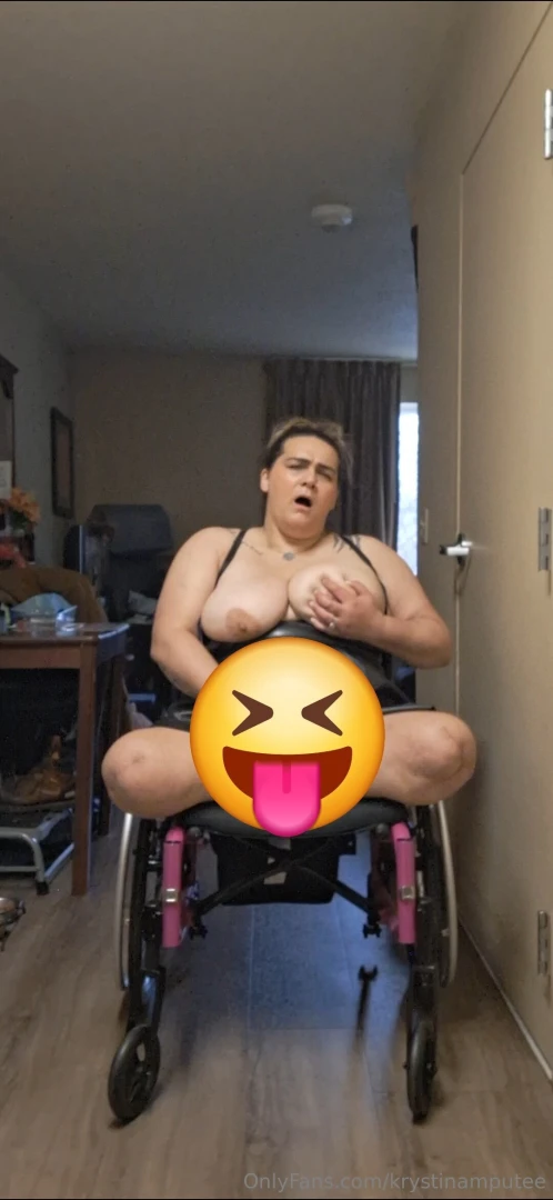 Watch me transfer from my electric wheelchair to my manual i roll to 