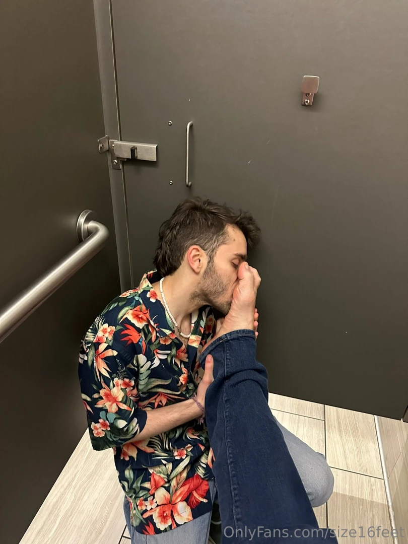 What s a little vacation without sneaking into the bathroom for a 