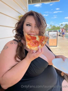 Fat girls love pizza part 1