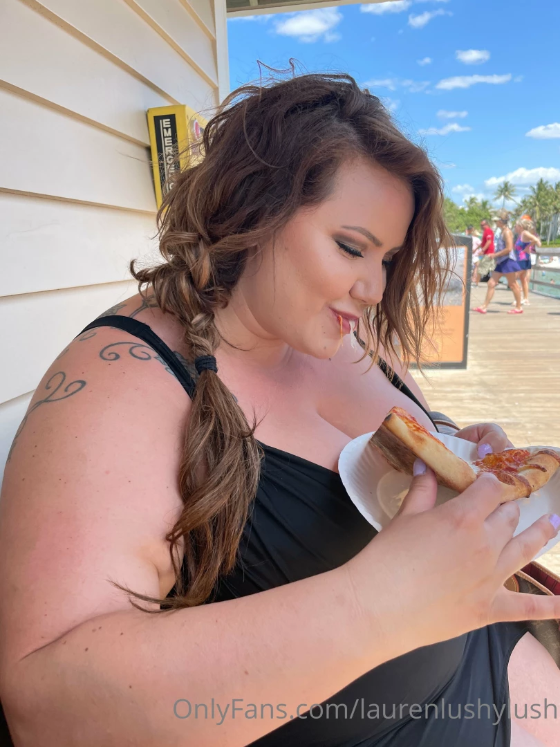 Fat girls love pizza 