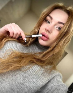 With a subtle blend of hues enhancing the eyes and a touch of shimmer