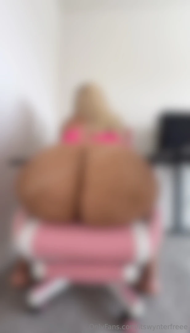 Admire my ass and watch it bounce 