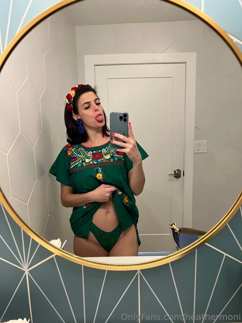 Happy moni monday flirty mirror selfies from my nail salon today i ve part 3 