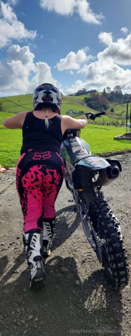 Bad ass mummas back who s keen to see this bootay on a bike 