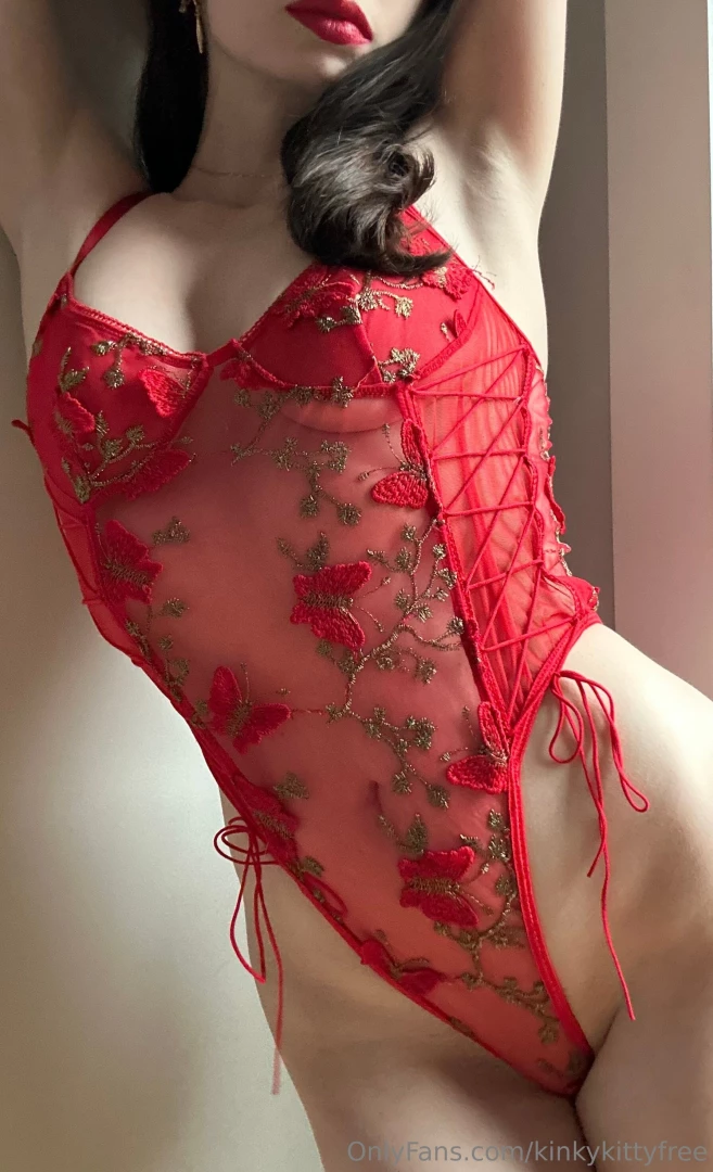 Not to brag buuuuut my pussy is super pretty i hope you watch me play 