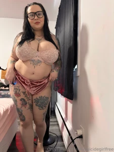 A photo set showcasing my curves and my fat ass and pussy in it part 1