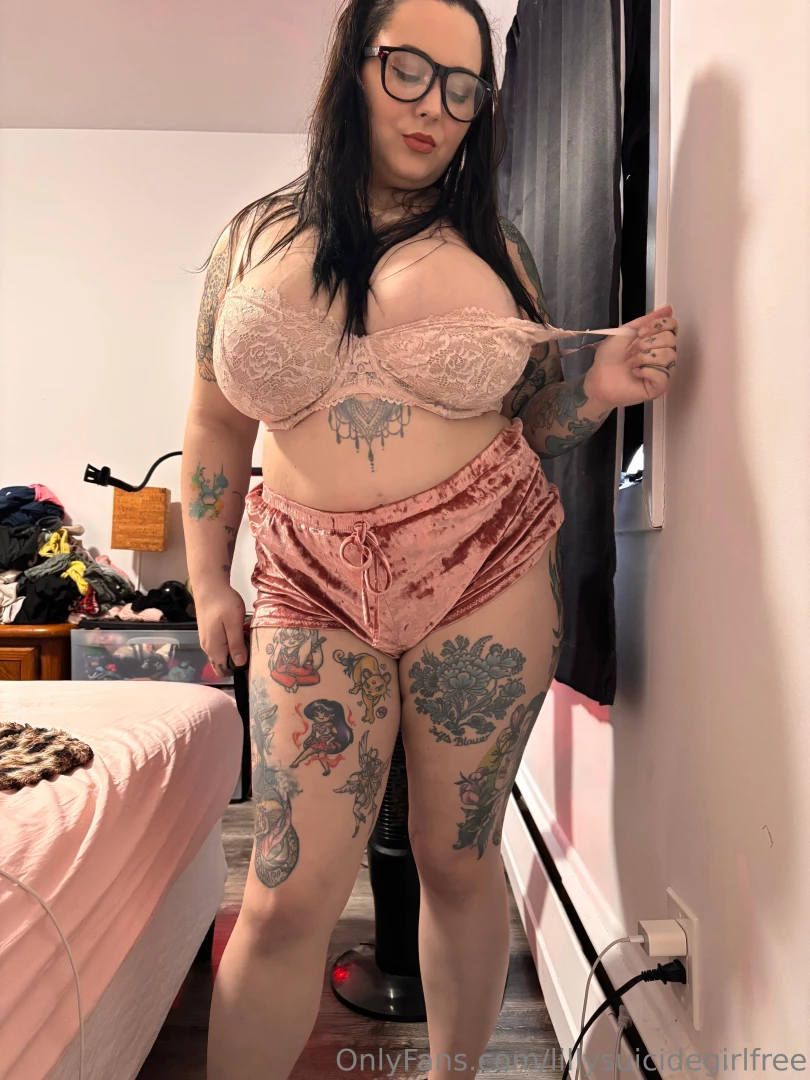 A photo set showcasing my curves and my fat ass and pussy in it part 2 