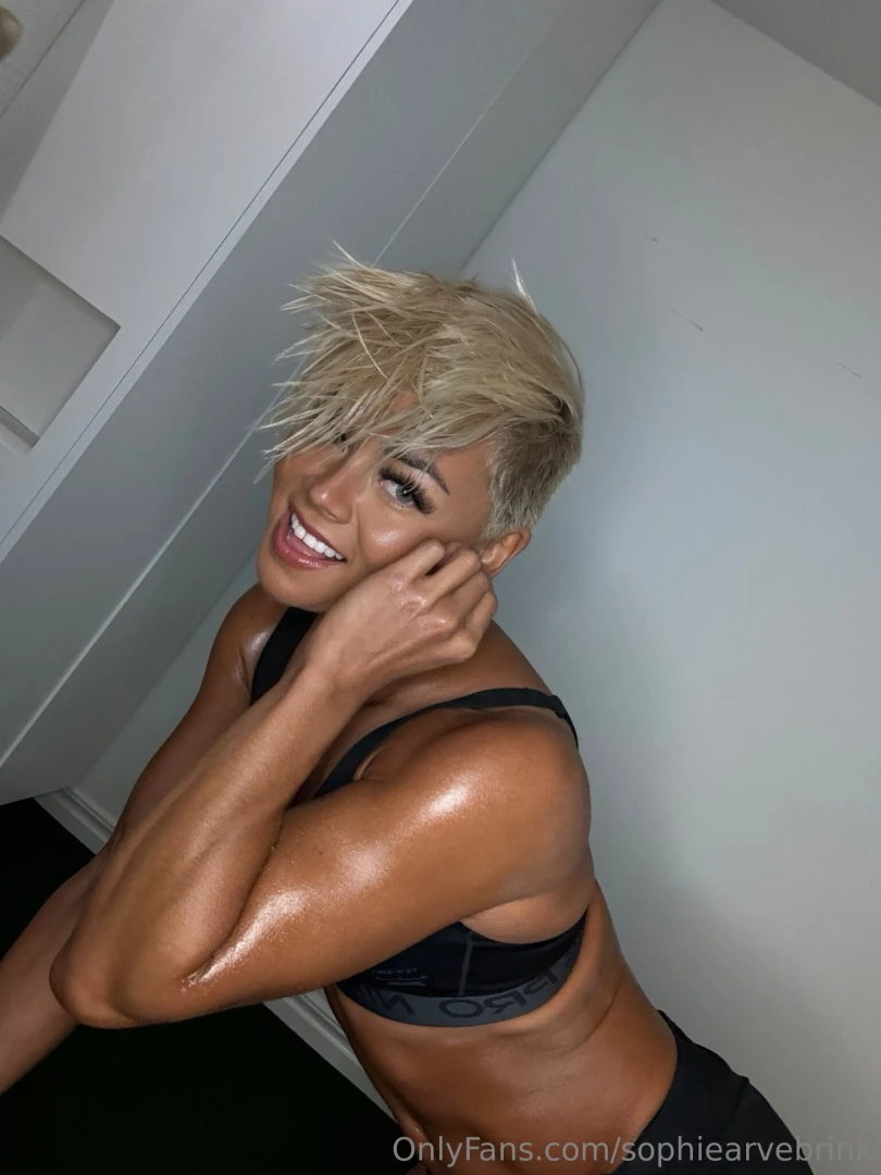 Dm me a for a naughty little pick me up i feel like getting into some 