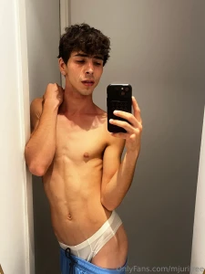 Lo specchio riflette il corpo il resto lo immagini tu