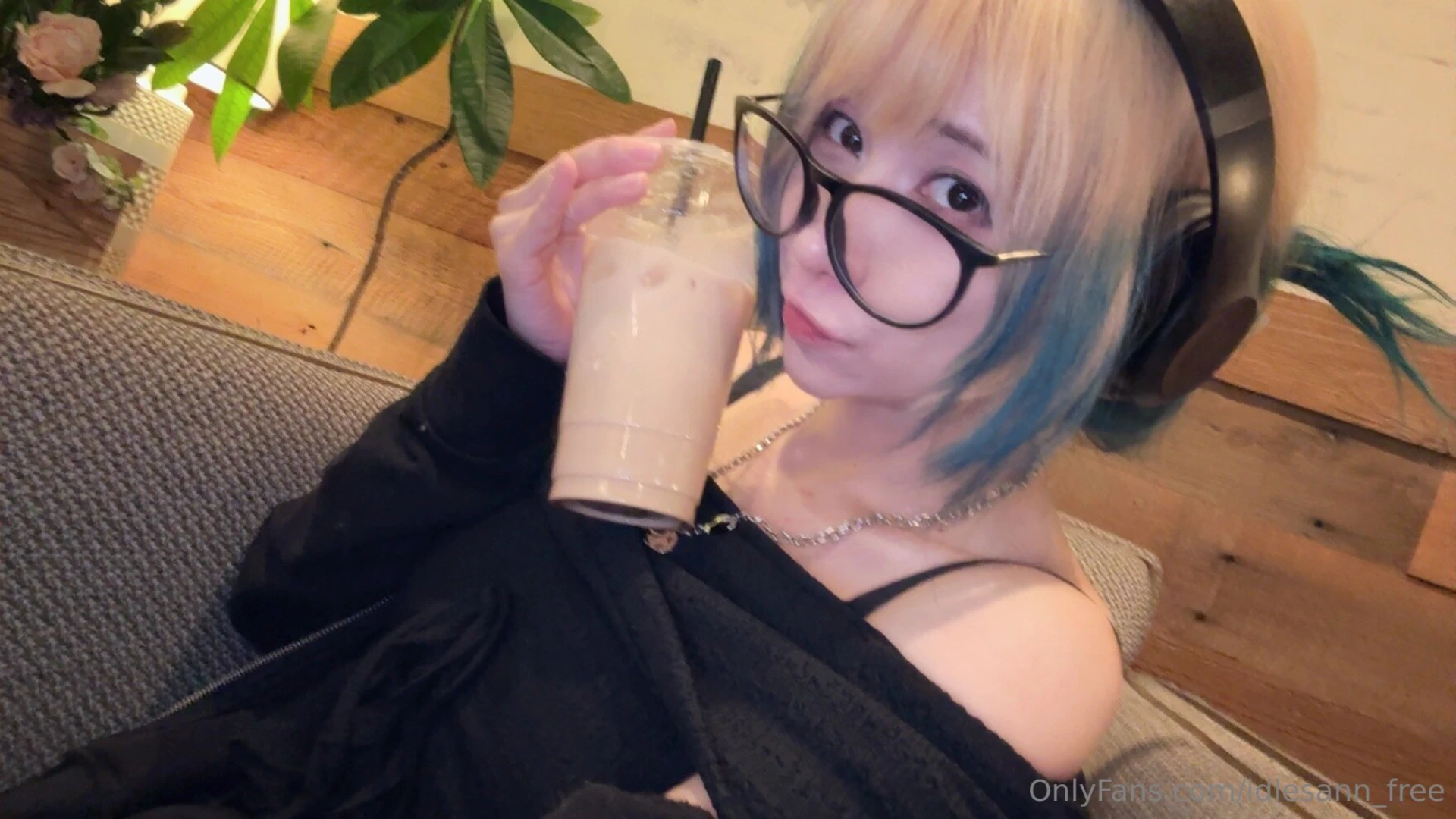 I am craving boba so much rn first ones to buy me some boba tea like 