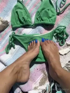 Baby you coming with me to the nude beach i need your help