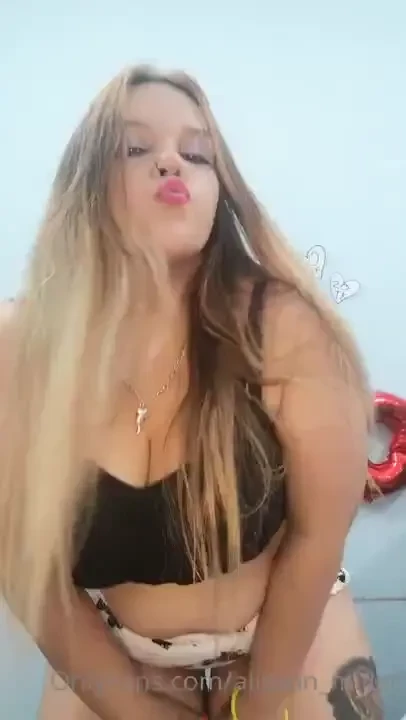 Linda en pijama antes de dormir vamos a jugar 