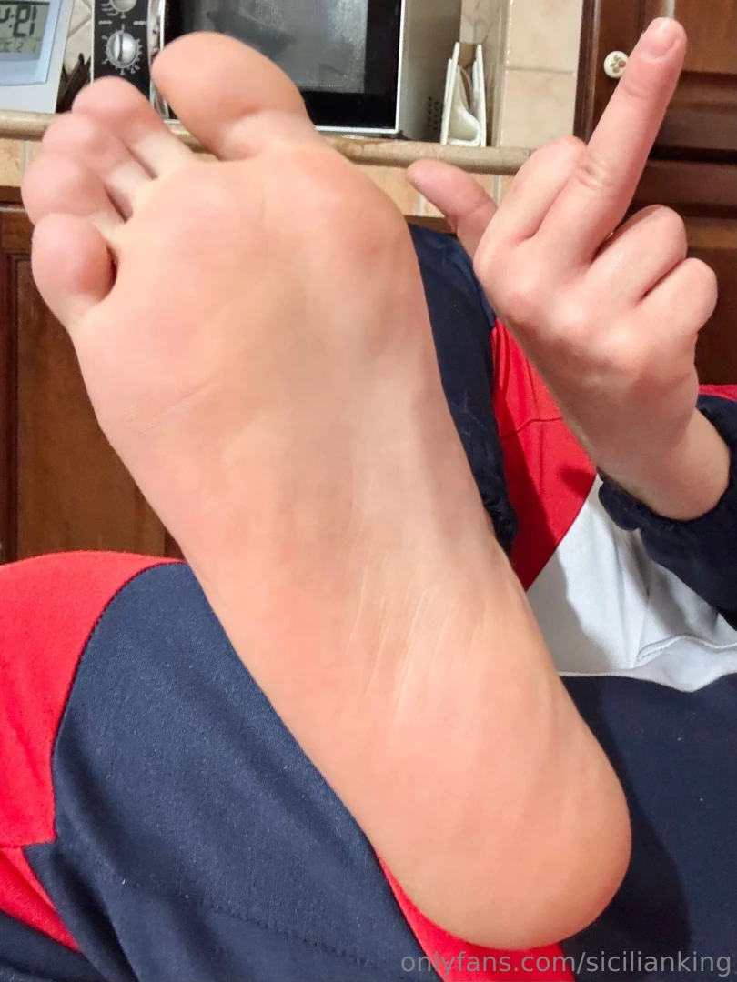 Pov dell esperienza paradisiaca di stare davanti ai miei piedoni part 1 