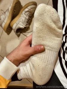 Ciao maiali ho fatto un video in cui tolgo scarpe e calzini sporchi part 1