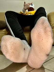 Ciao maiali ho fatto un video in cui tolgo scarpe e calzini sporchi part 2