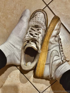 Ciao maiali ho fatto un video in cui tolgo scarpe e calzini sporchi